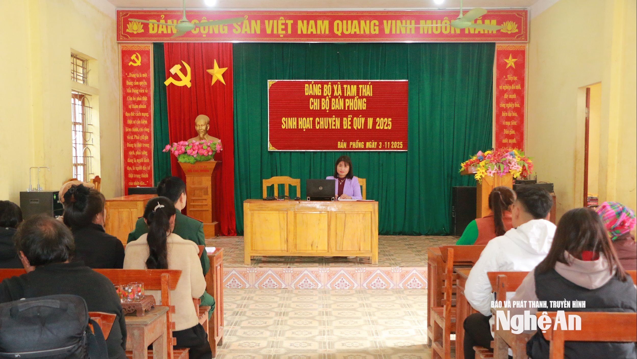 Bí thư chi bộ Vi Thị Ánh điều hành sinh hoạt chi bộ ở bản Phồng. Ảnh GH
