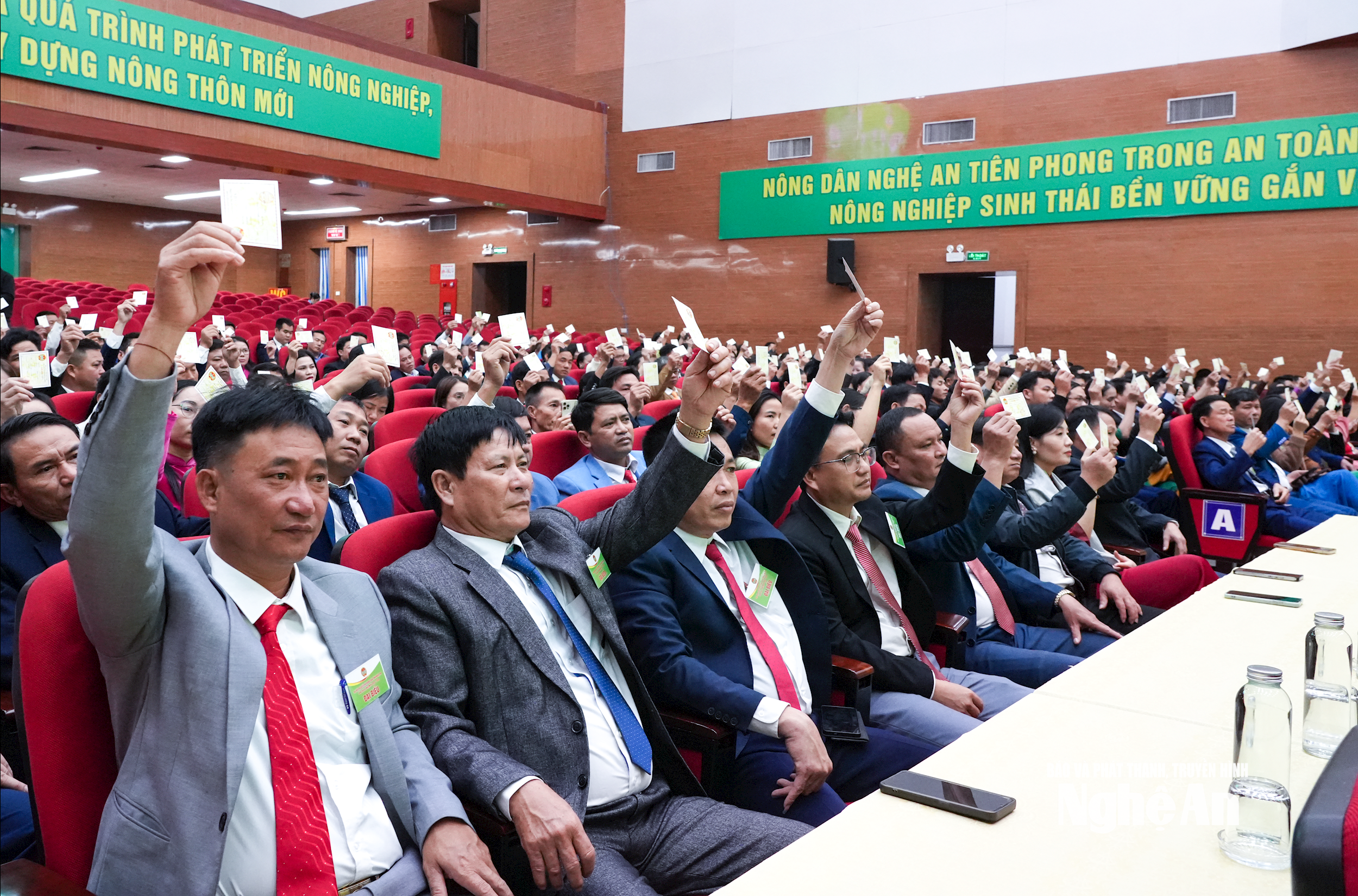 Delegeler, başkanlık kurulundaki üye sayısına ilişkin oylama yapıyor. Fotoğraf: Thanh Phuc