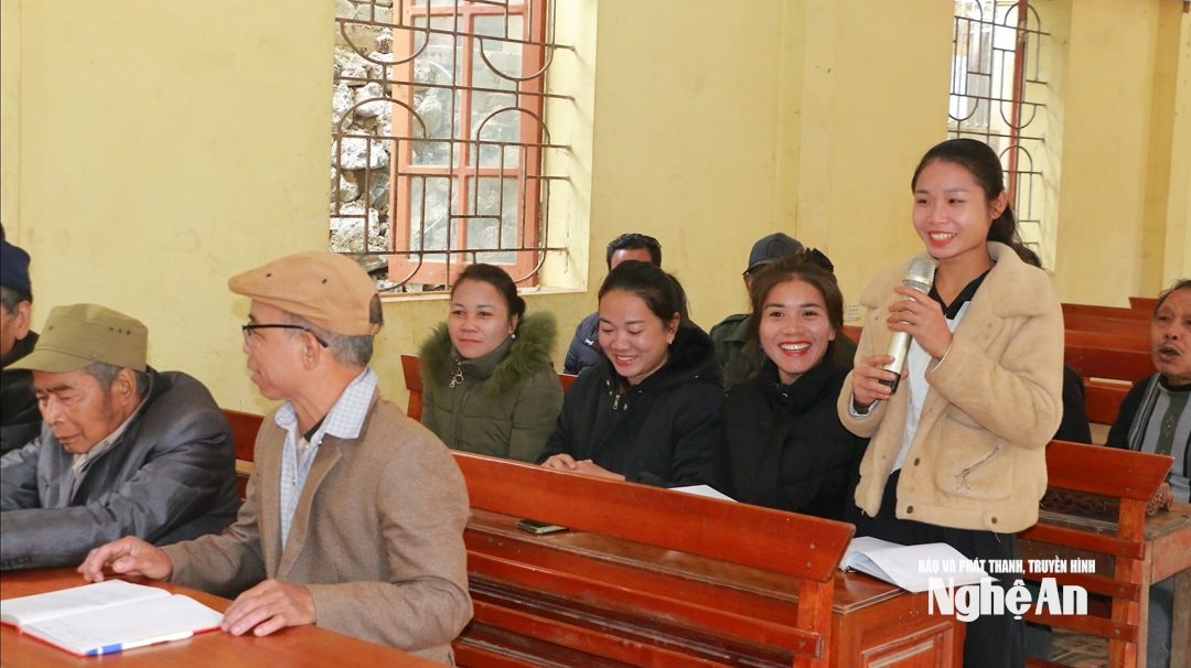 Đảng viên trẻ của bản Phồng phát biểu trong sinh hoạt chi bộ. Ảnh GH