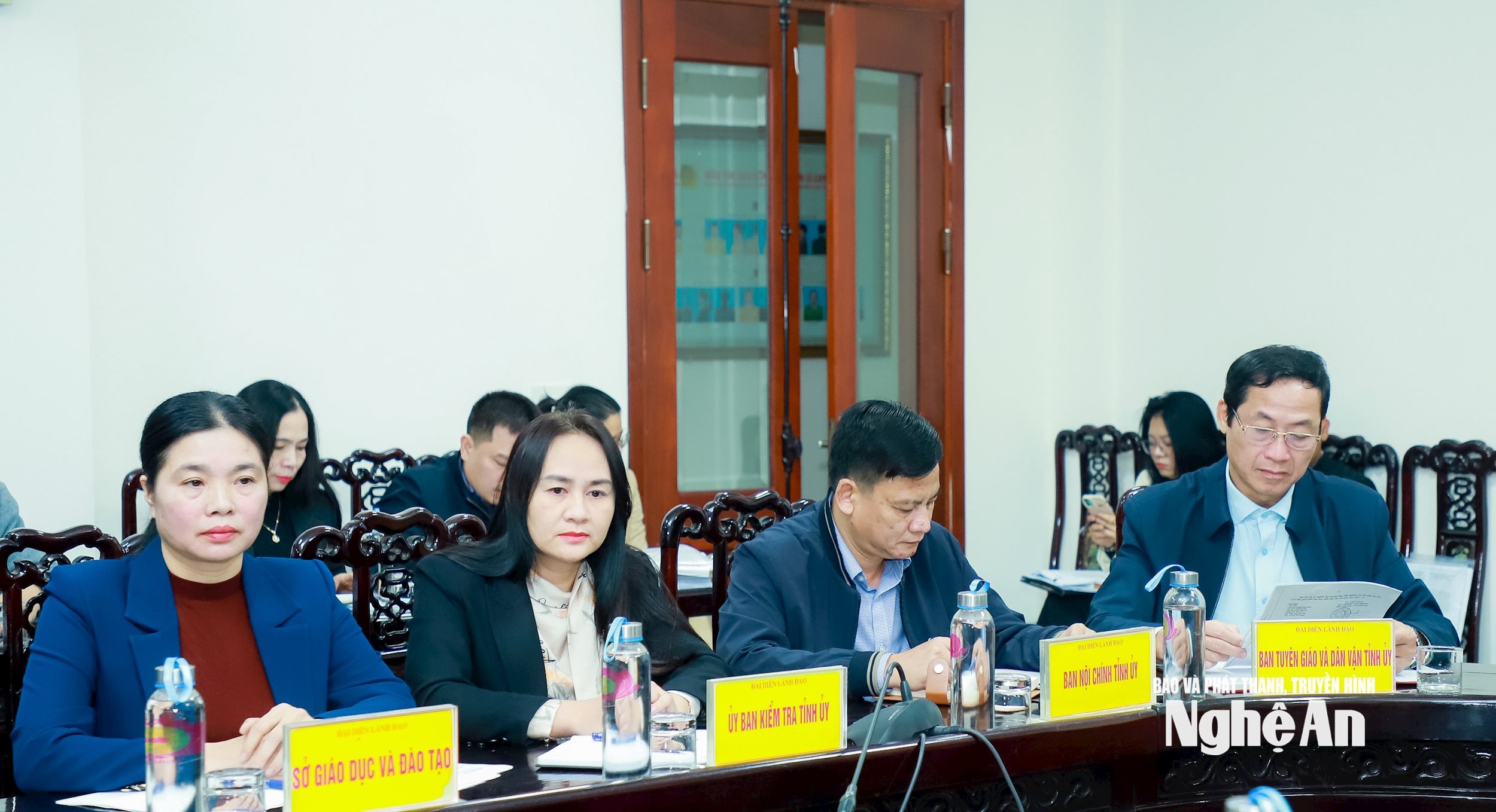 Lãnh đạo các cơ quan tham mưu, giúp việc Tỉnh ủy và các sở, ban, ngành dự phiên tiếp công dân. Ảnh: Thành Duy