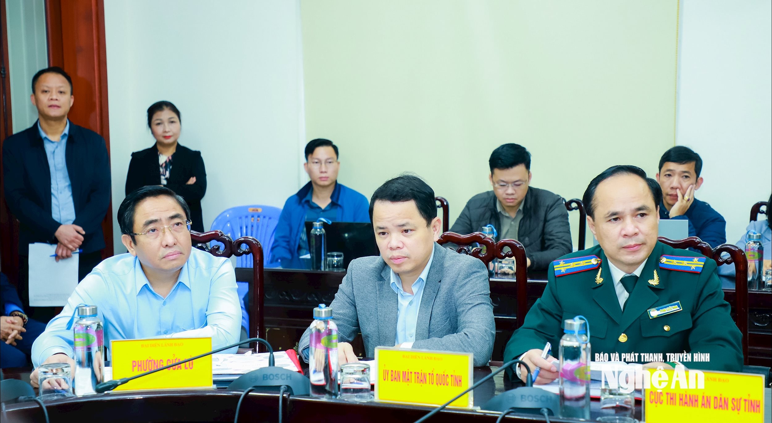 Lãnh đạo các sở, ban, ngành dự phiên tiếp công dân. Ảnh: Thành Duy