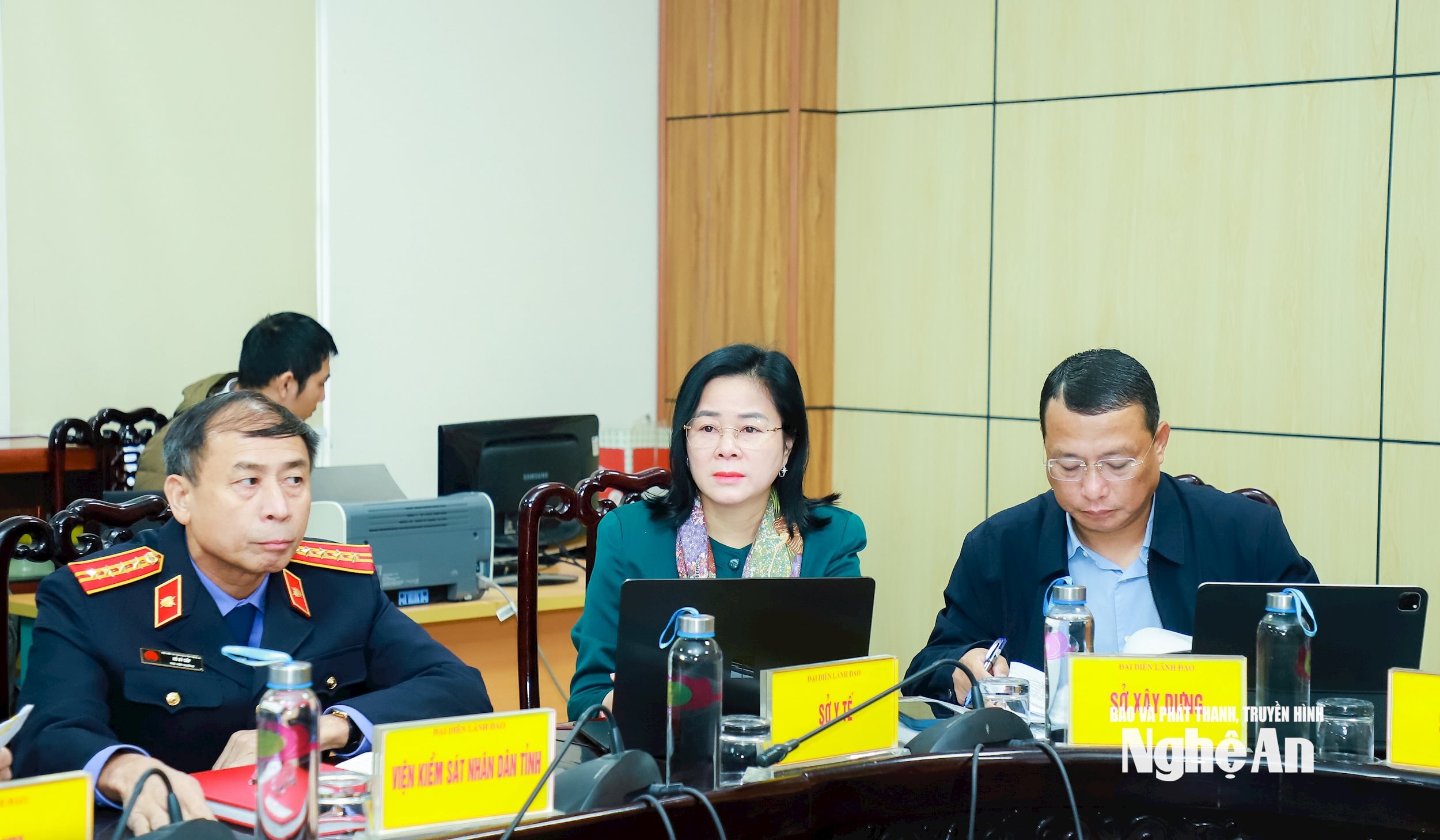 Lãnh đạo các sở, ban, ngành dự phiên tiếp công dân. Ảnh: Thành Duy