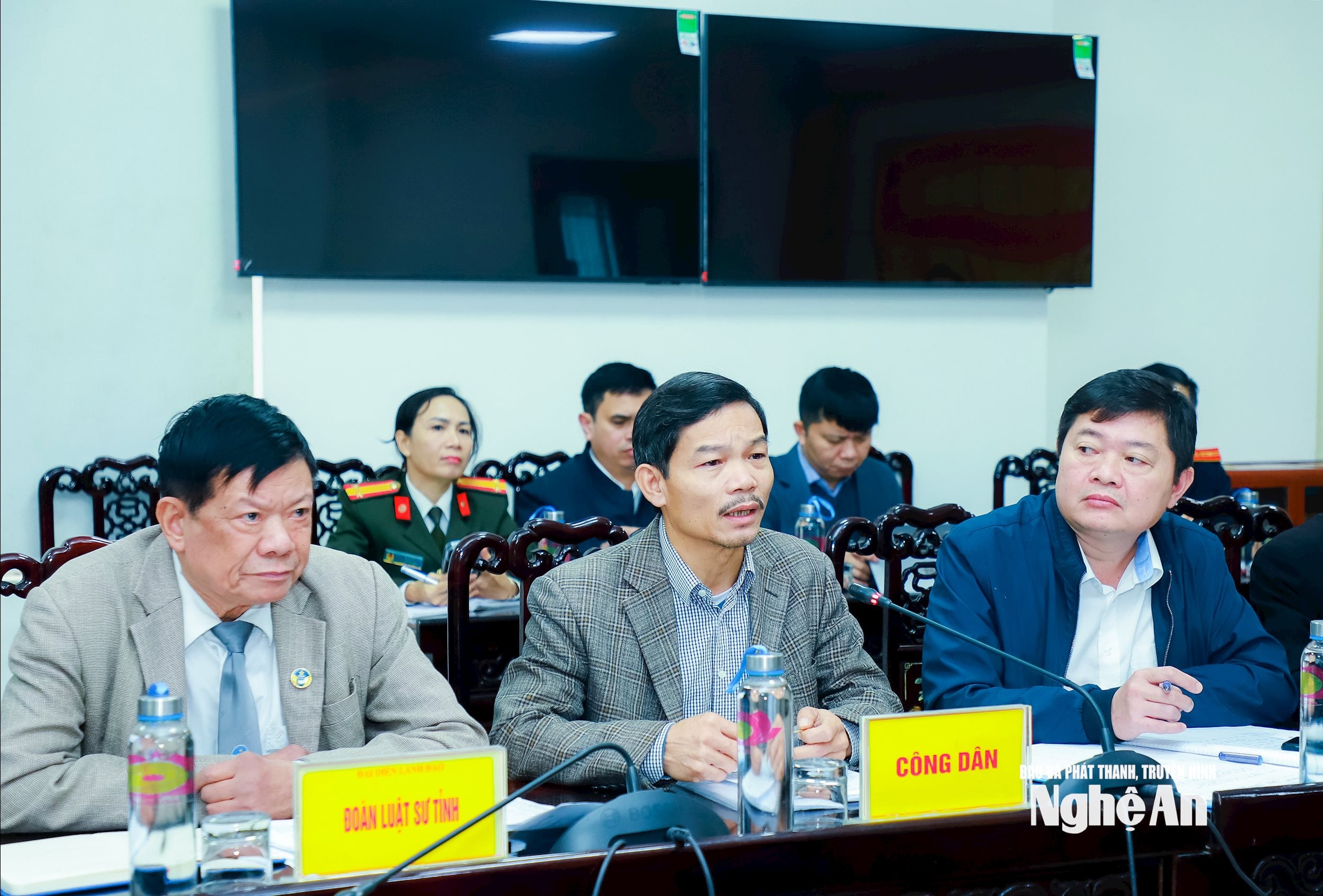 Ông Võ Đình Long, tổ 4, khối Trung Tiến, phường Vinh Hưng Kiến nghị UBND phường Vinh Hưng xử lý tuyến mương thoát nước xây dựng lấn vào diện tích đất của gia đình ông để làm nhà ở, ổn định cuộc sống. Ảnh: Thành Duy