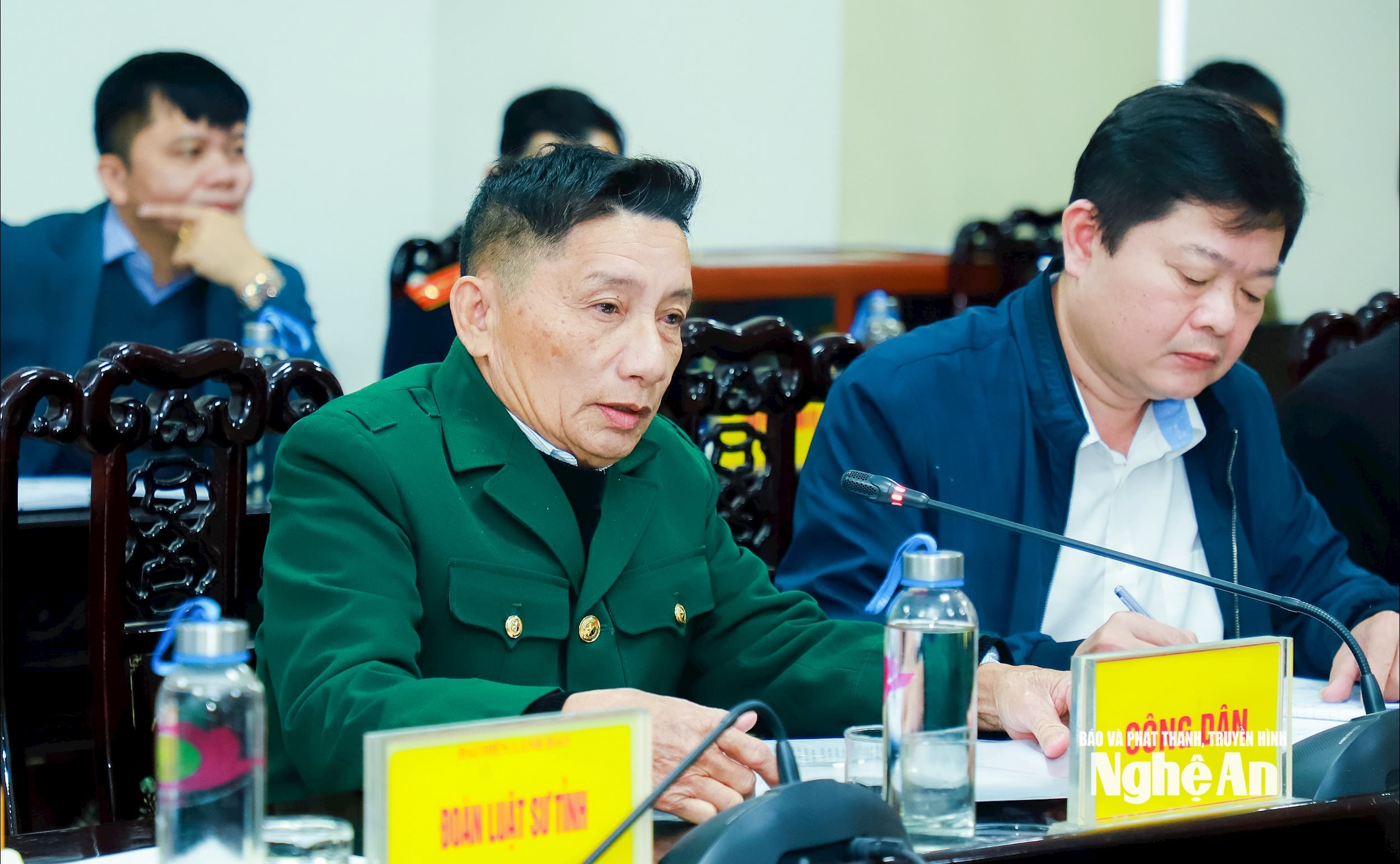 Ông Lê Văn Diện, đại diện một số hộ dân xóm Hải Thịnh, xã Hải Lộc kiến nghị cấp có thẩm quyền giải phóng mặt bằng và thực hiện tái định cư cho các hộ dân khi thực hiện Dự án cảng biển sông Lam và trạm nghiền xi măng Vissai. Ảnh: Thành Duy