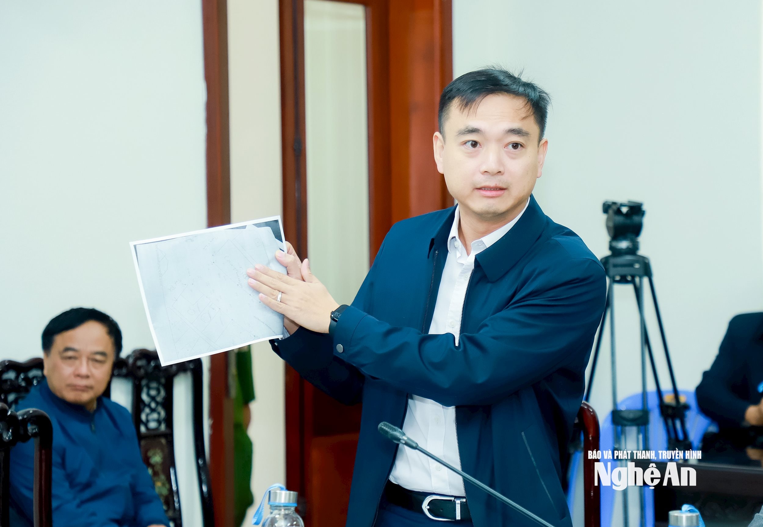Đồng chí Nguyễn Thế Thân - Chủ tịch UBND phường Vinh Phú báo cáo nội dung lên quan đến kiến nghị của bà Nguyễn Thị Hồng Lan, trú tại khối Yên Sơn liên quan đến giải quyết bồi thường, GPMB thực hiện dự án xây dựng đường Hải Thượng Lãn Ông đối với gia đình bà. Ảnh: Thành Duy