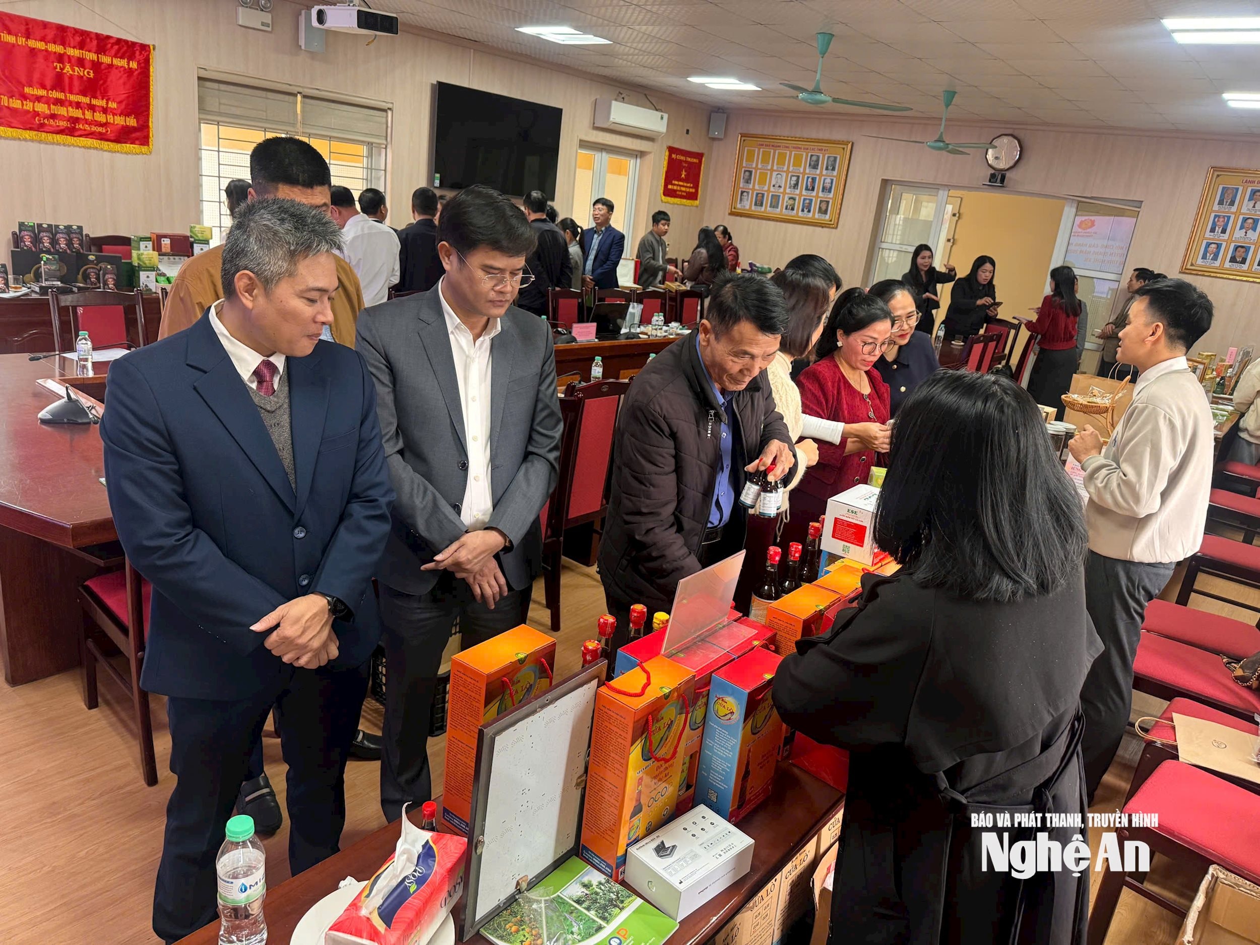 Các đại biểu tham quan sản phẩm OCOP được trưng bày tại hội nghị