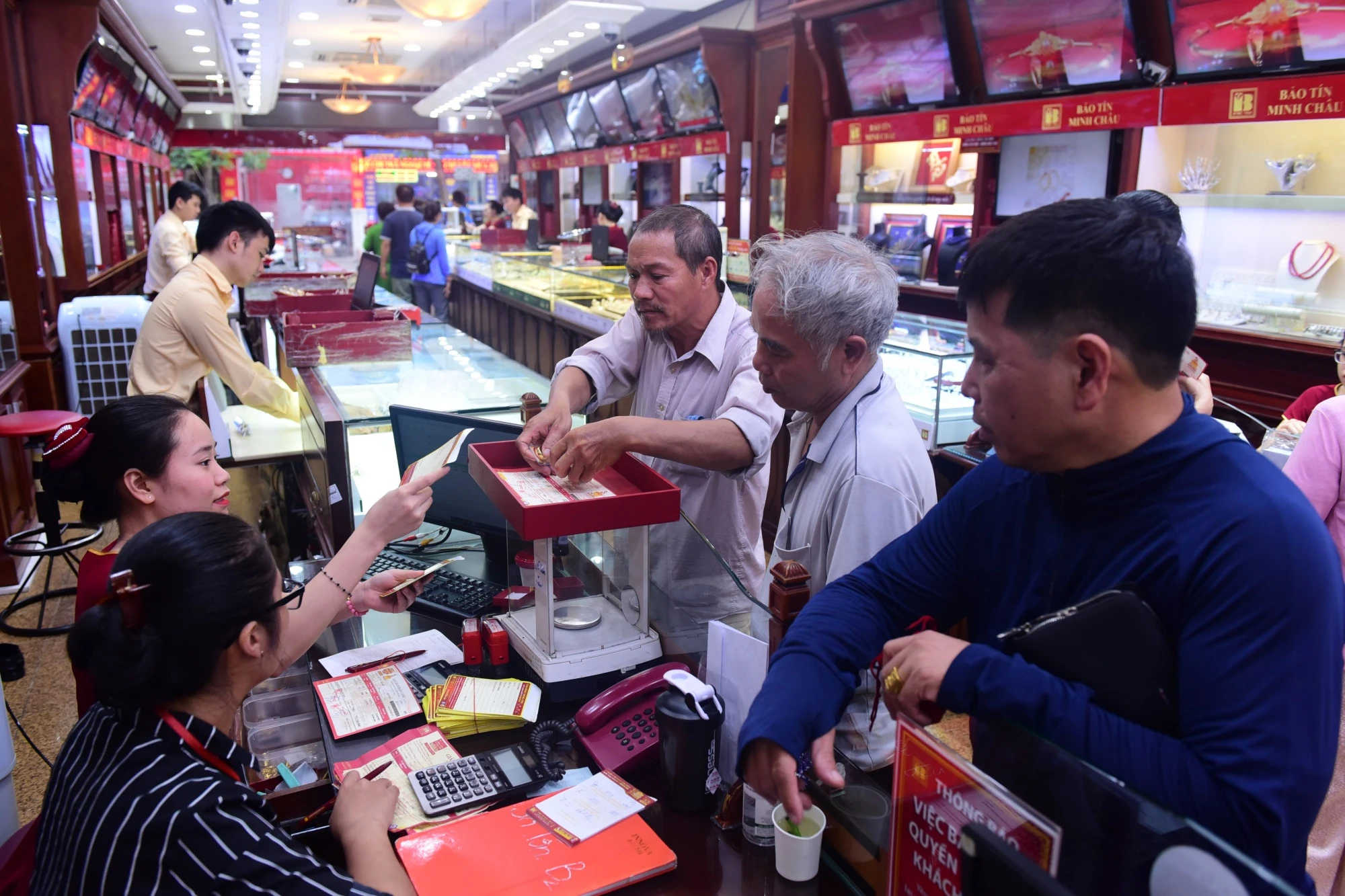 Giá vàng chiều nay 15/12/2025: Giá vàng ACB SJC PNJ BTMC, vàng nhẫn, vàng thế giới