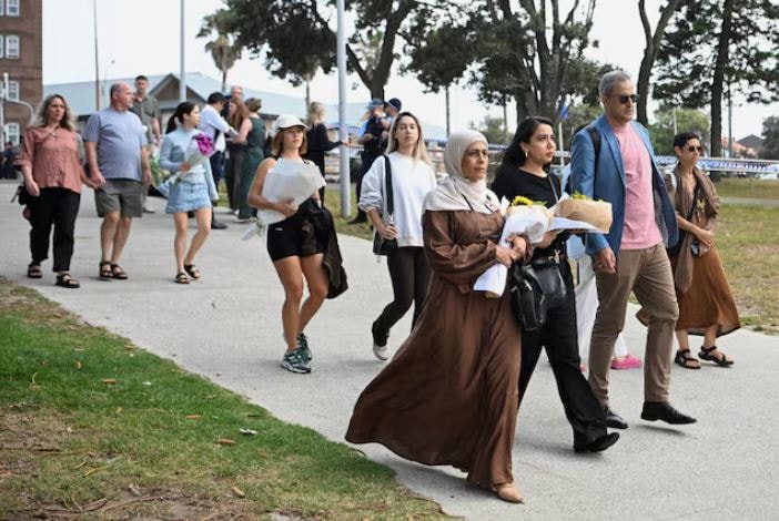 người dân mang hoa đến tưởng niệm nạn nhân ở Úc