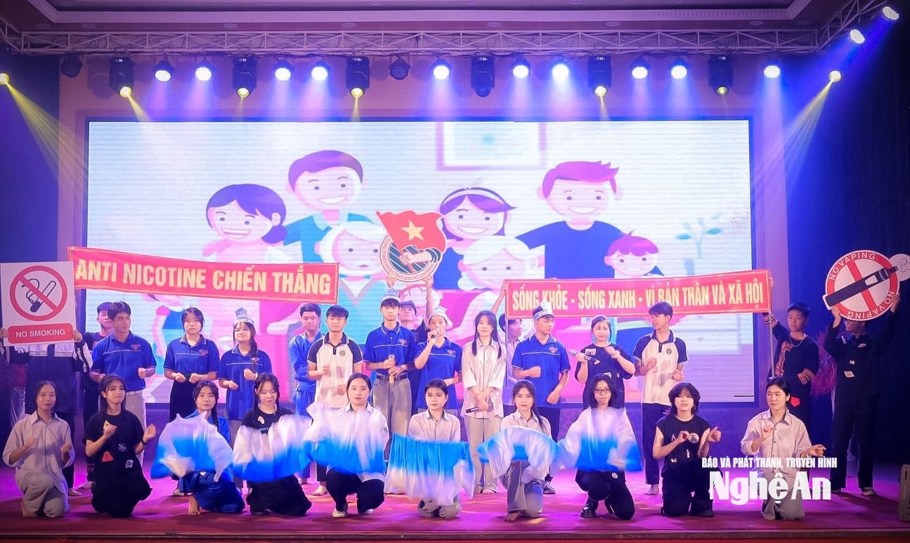truyen-thong-truc-tiep-ve-phong-chong-tac-hai-cua-thuoc-la-thuoc-la-dien-tu-thuoc-la-nung-nong-trong-truong-hoc-tai-truong-thpt-le-viet-thuat.-anh-thanh-chung-2-.jpg