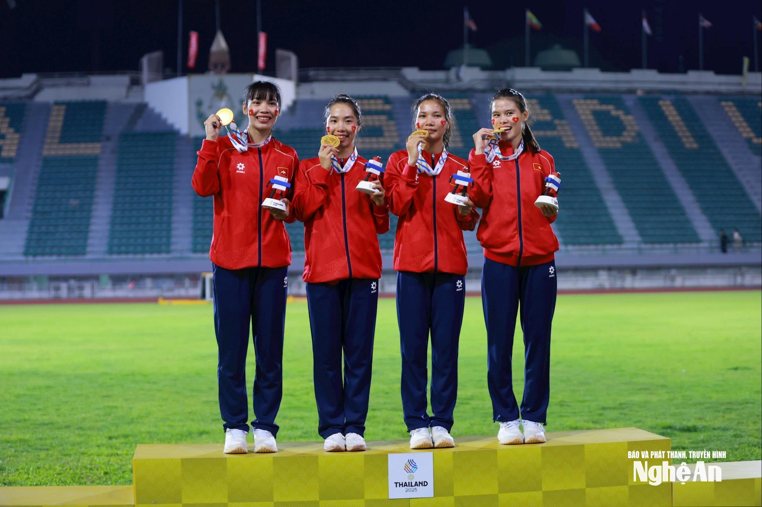 Bộ tứ gồm Hoàng Thị Minh Hạnh, Nguyễn Thị Hằng, Lê Thị Tuyết Mai (thứ 2 bên phải qua) và Nguyễn Thị Ngọc đã có màn phối hợp ăn ý, thể hiện bản lĩnh và đẳng cấp vượt trội trước các đối thủ trong khu vực.