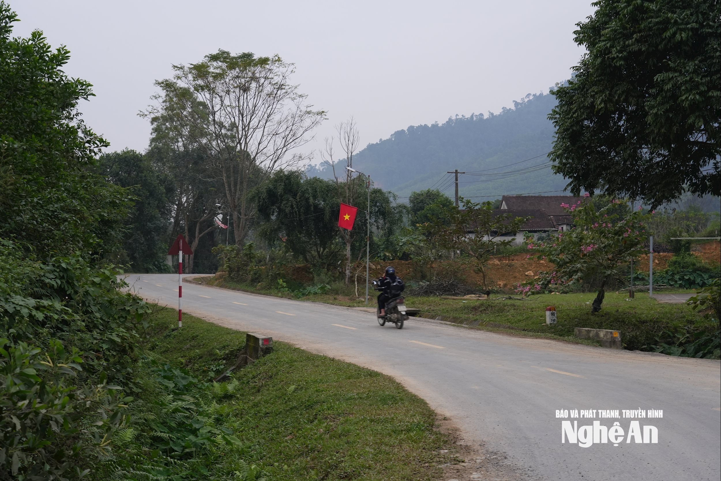 Con đường nối vùng trung tâm đã vào đến tận Đượm. Ảnh Tiến Đông