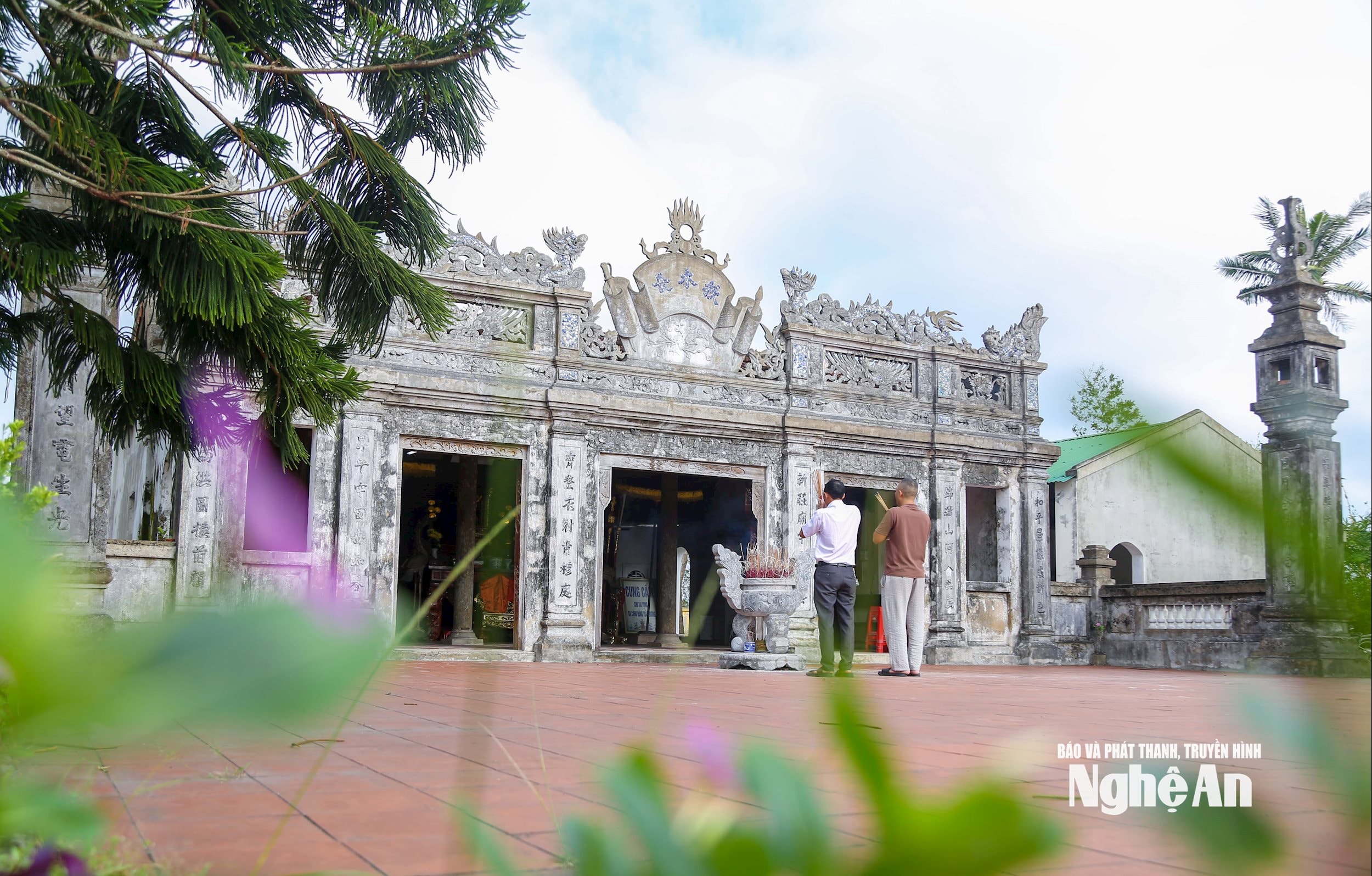 ស្ថិតនៅចំកណ្តាលតំបន់លំនៅដ្ឋានឆ្នេរសមុទ្រ វត្តអារាម និងវត្តអារាមនានានៃ Cua Lo មានអាយុកាលយ៉ាងស្ងប់ស្ងាត់អស់រយៈពេលរាប់រយឆ្នាំមកហើយ ដោយបម្រើជាកន្លែងសម្រាប់អ្នកស្រុកត្រឡប់មកវិញក្នុងអំឡុងពេលថ្ងៃឈប់សម្រាក មុនពេលចេញដំណើរ ឬនៅពេលដែលជីវិតមមាញឹក ដោយស្វែងរកជម្រក ជំនឿ និងសន្តិភាពក្នុងចំណោមល្បឿនជីវិតសម័យទំនើប។