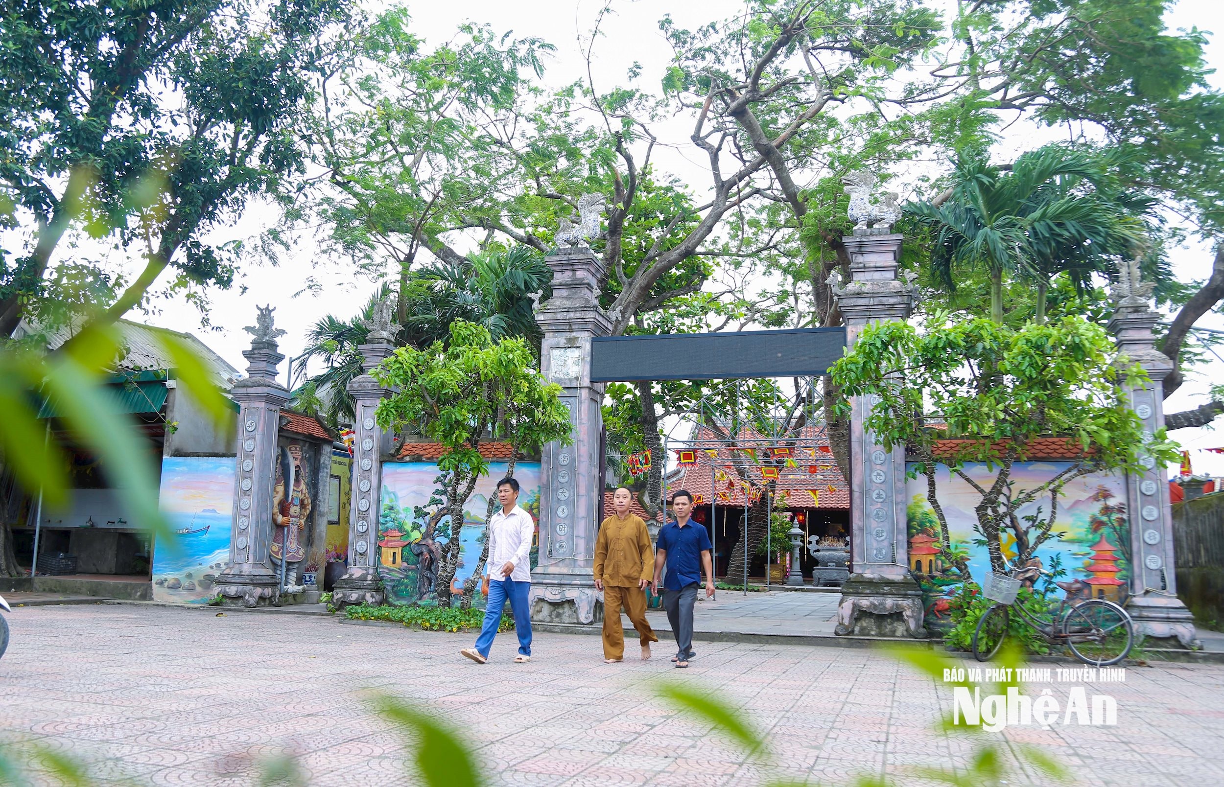 នៅក្នុងសង្កាត់ងីធុយ មិនឆ្ងាយប៉ុន្មានពីវត្តម៉ៃបាងទេ មានវត្តអៀនលឿង ដែលត្រូវបានសាងសង់នៅចុងសតវត្សរ៍ទី១៦ ឧទ្ទិសដល់អនុប្រធានអគ្គមេបញ្ជាការ ង្វៀនស៊ូហ៊យ ដែលជាអ្នកដើរតួនាទីយ៉ាងសំខាន់ក្នុងការទាក់ទាញប្រជាជនឱ្យមកតាំងទីលំនៅ និងបង្កើតភូមិនេះ ដោយដាក់ឈ្មោះវាថាវ៉ាន់ឡុក ដោយសង្ឃឹមថា 