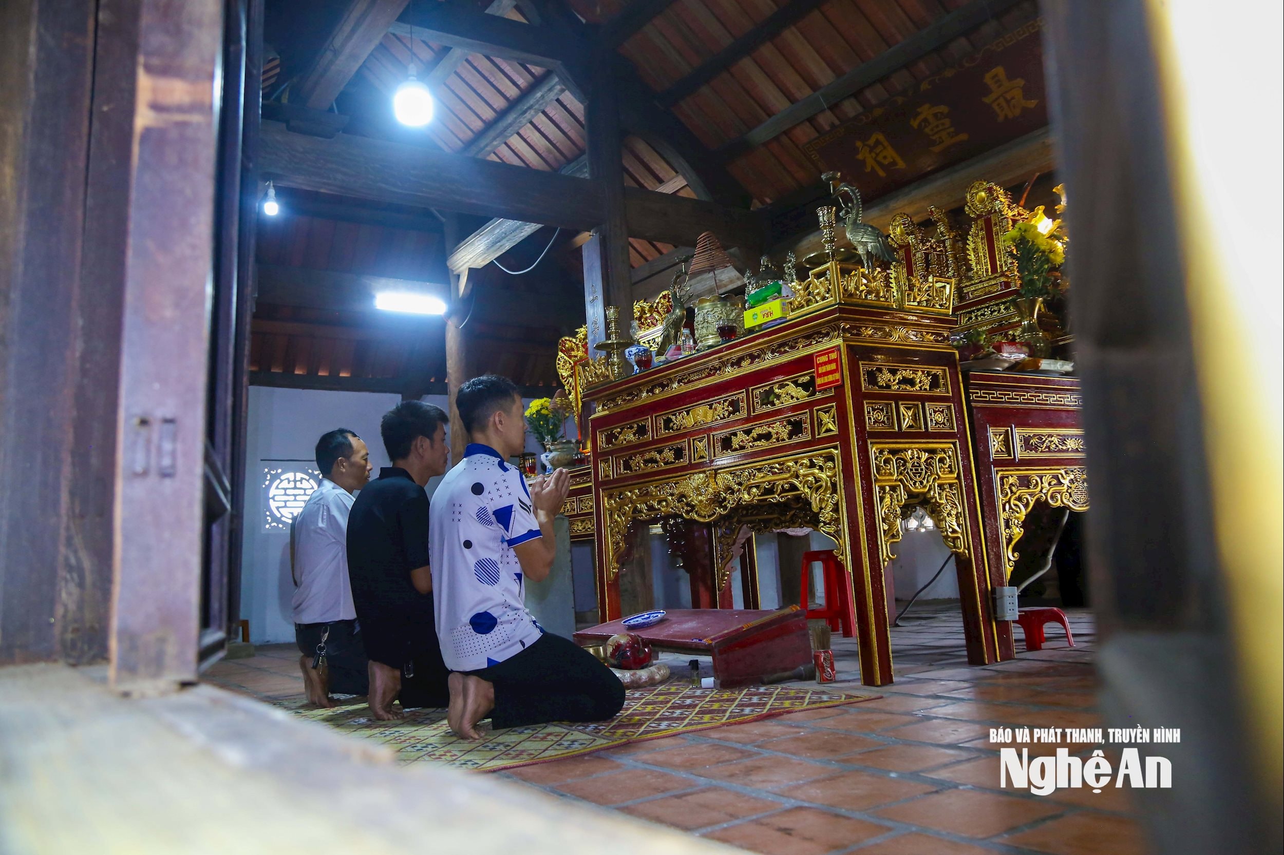 វត្តនេះ ដែលត្រូវបានសាងសង់ឡើងក្នុងរជ្ជកាលរាជវង្សត្រឹន ត្រូវបានឧទ្ទិសដល់ទេវៈ កៅសឺន និង កៅកាក រួមជាមួយហ័ងខាកដុង ដែលជាមន្ត្រីរាជវង្សឡេ ដែលបានរួមចំណែកក្នុងការការពារប្រទេសជាតិ និងធានាសន្តិភាពសម្រាប់ប្រជាជន ក៏ដូចជាព្រះមាតាបីអង្គ និងទេវៈអ្នកថែរក្សាក្នុងស្រុក។ បន្ទាប់ពីជិតប្រាំពីរសតវត្សមក វត្តនេះបានរក្សាបាននូវបរិយាកាសពិសិដ្ឋរបស់ខ្លួន ដោយលាយឡំយ៉ាងសុខដុមជាមួយទេសភាពជុំវិញនៃទីក្រុងបាវឡយ ដែលក្លាយជាកន្លែងឈប់សម្រាកដ៏ស៊ាំសម្រាប់អ្នកស្រុក និងអ្នកទេសចរ។