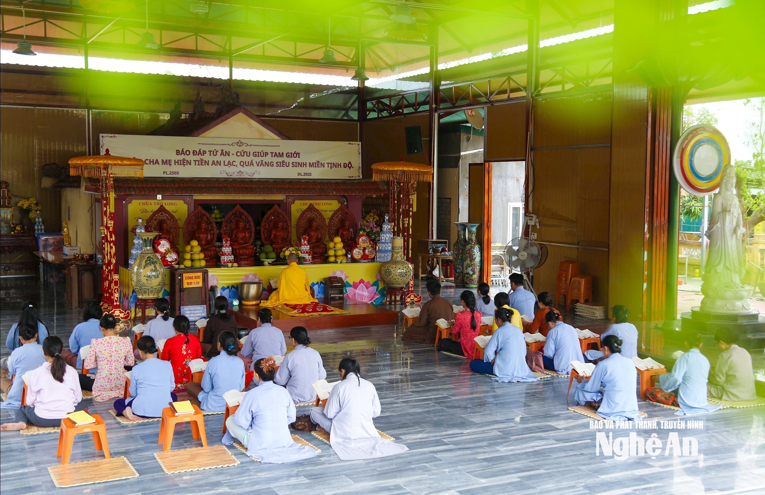 វត្តអារាមគឺជាកន្លែងដែលមនុស្សតែងតែទៅគោរពបូជាព្រះពុទ្ធ អធិស្ឋានសុំសន្តិភាព និងស្វែងរកភាពស្ងប់ស្ងាត់កណ្តាលភាពអ៊ូអរនៃជីវិតទីក្រុង។