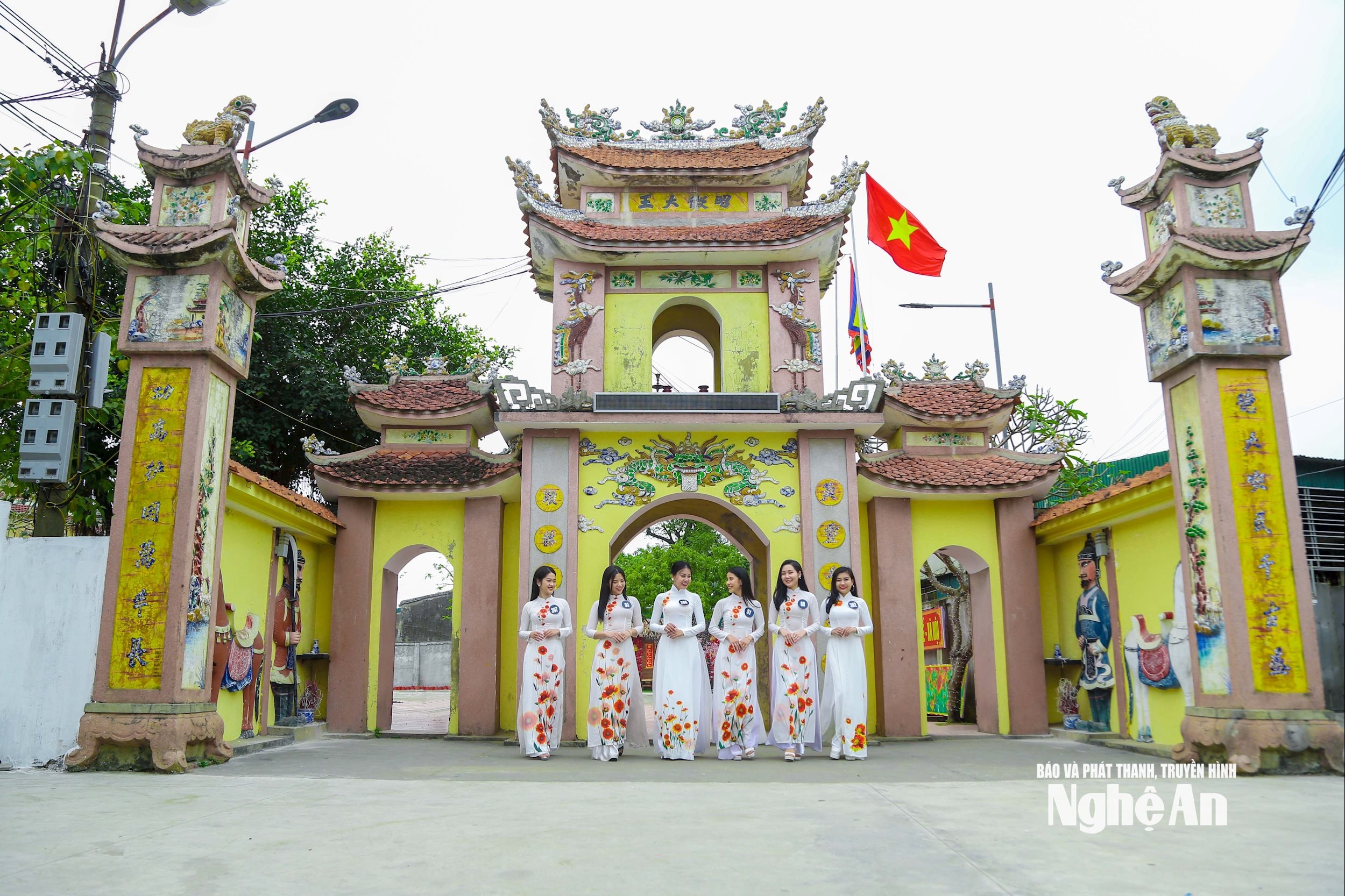 បន្តដំណើរតាមបណ្តោយផ្លូវឆ្នេរសមុទ្រឆ្ពោះទៅឃុំងីធ្វី អ្នកទេសចរនឹងមកដល់វត្តម៉ៃបាង - វត្តមួយដែលមានទំនាក់ទំនងយ៉ាងជិតស្និទ្ធជាមួយនឹងជីវិតសាសនារបស់អ្នកនេសាទ។ វត្តនេះត្រូវបានឧទ្ទិសដល់ឧត្តមសេនីយ៍ឡេខូយ ភរិយារបស់ឆេថាងគឺង្វៀនធីប៊ីចចូវ ធុយទីញភូញ៉ាន និងស្ថាបនិកភូមិ។