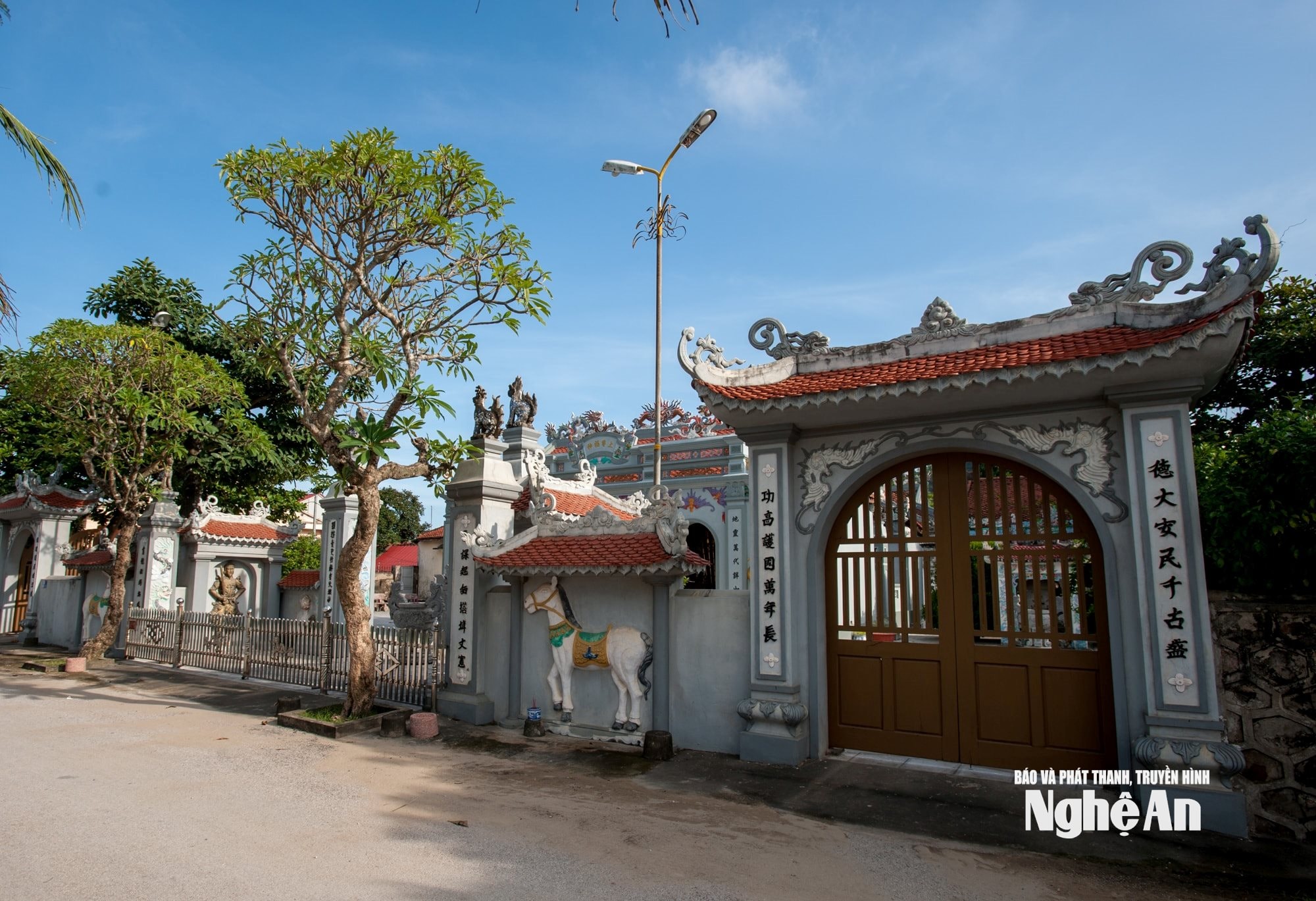 ចាកចេញពីងីធូ (Nghi Thu) ហើយធ្វើដំណើរតាមផ្លូវឆ្នេរសមុទ្រទៅកាន់សង្កាត់ងីធូយ (Nghi Thuy) អ្នកទេសចរនឹងមកដល់វត្តវ៉ាន់ឡុក (Van Loc) ដែលជាវត្តមួយដែលឧទ្ទិសដល់អនុប្រធានអគ្គមេបញ្ជាការ ង្វៀន ស៊ូហ៊យ (Nguyen Su Hoi) ដែលជាមេទ័ពដ៏ល្បីល្បាញម្នាក់ក្នុងរាជវង្សឡេ ដែលបានរួមចំណែកទាក់ទាញប្រជាជនឱ្យមកតាំងទីលំនៅ និងបង្កើតភូមិវ៉ាន់ឡុក (Van Loc) ដែលមានន័យថា 