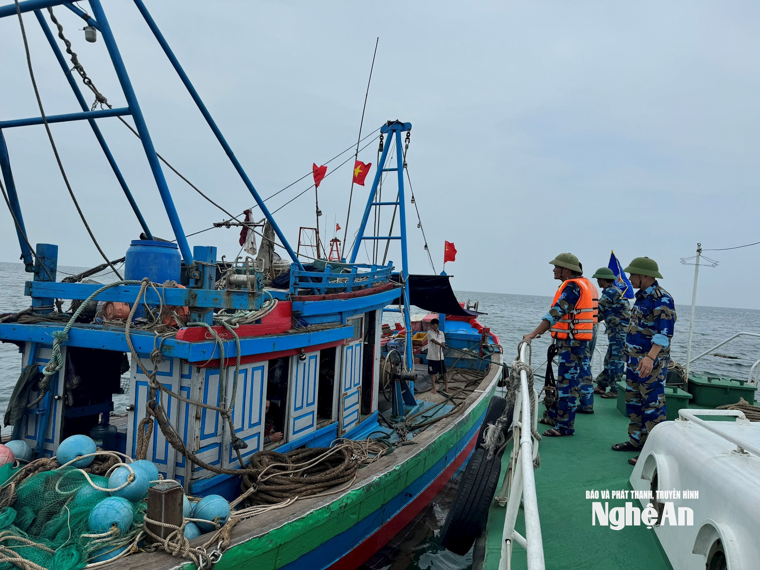 Đoàn liên ngành tiếp cận 1 tàu cá để kiểm tra thủ tục hành chính