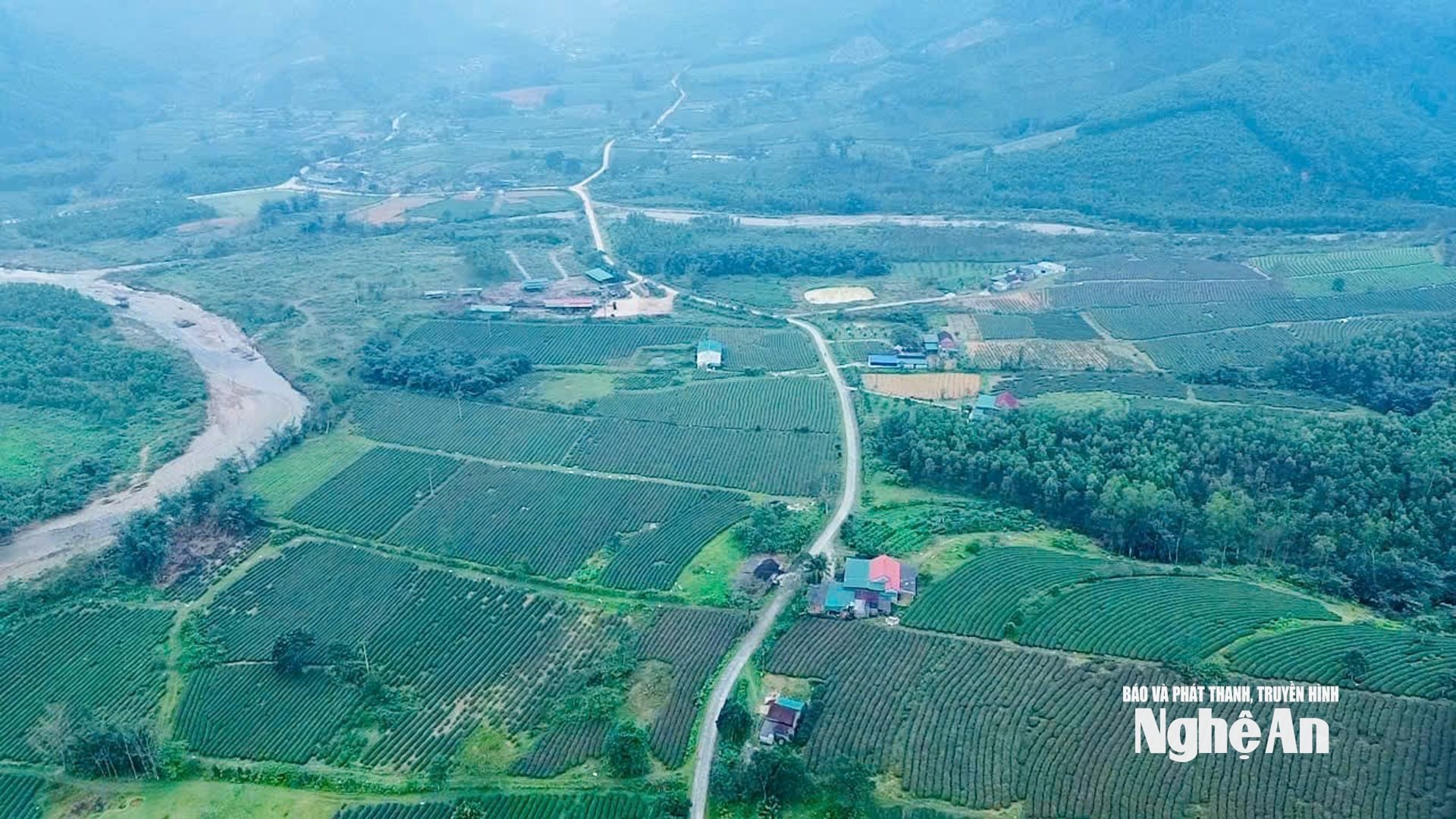 Vùng Đượm nhìn từ trên cao, bên cạnh là dòng khe Rộ. Ảnh Tiến Đông