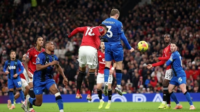 Casemiro đánh đầu ghi bàn thứ 2 cho MU từ pha dàn xếp đá phạt góc