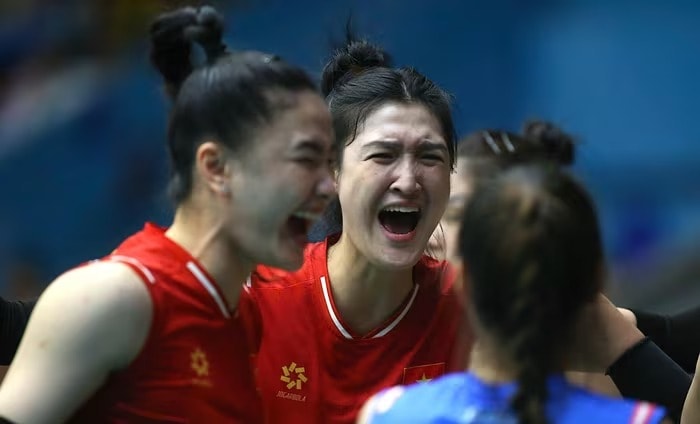 Đội tuyển bóng chuyền nữ Việt Nam nhận thưởng nóng.