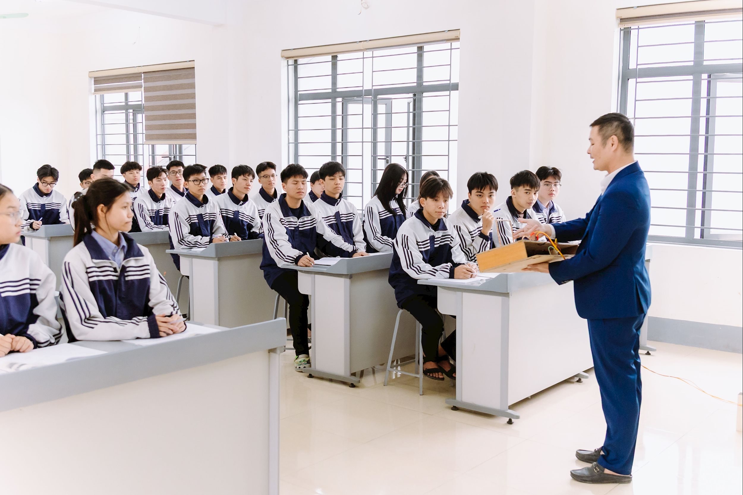 GIỜ HỌC MÔN VẬT LÍ