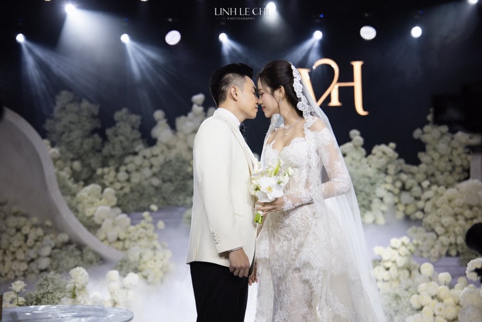 Khoảnh khắc ngọt ngào của Đỗ Thị Hà và chồng ở trong đám cưới.