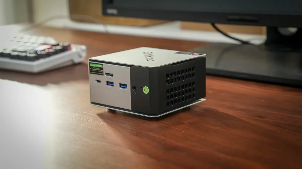 GMKtec NucBox M8 trên bàn làm việc
