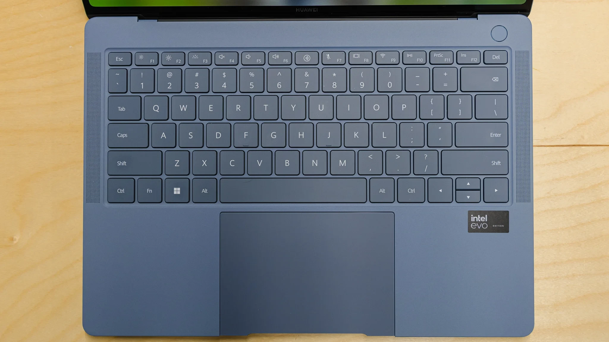 Các cổng kết nối USB-C được bố trí ở cạnh bên của Huawei MateBook X Pro.