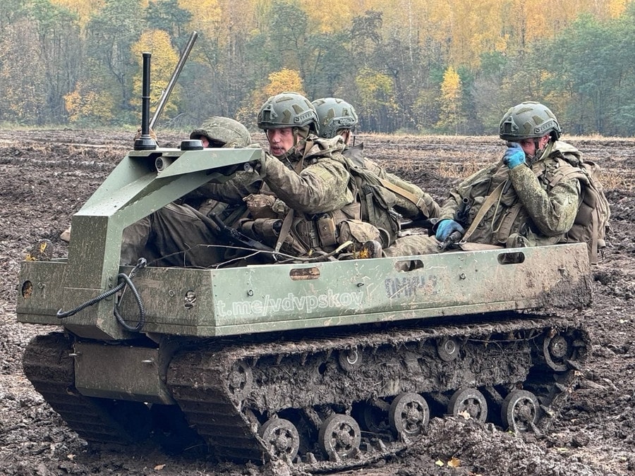 Hình ảnh nền tảng robot mặt đất Omych gần khu vực giao tranh