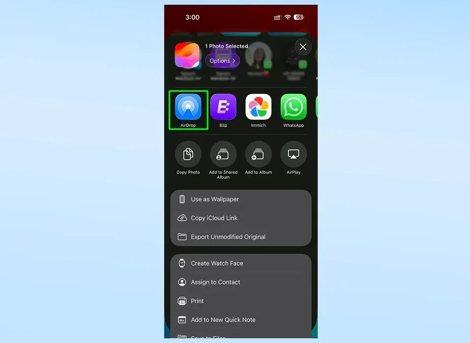 Chọn AirDrop từ menu chia sẻ trên iPhone.