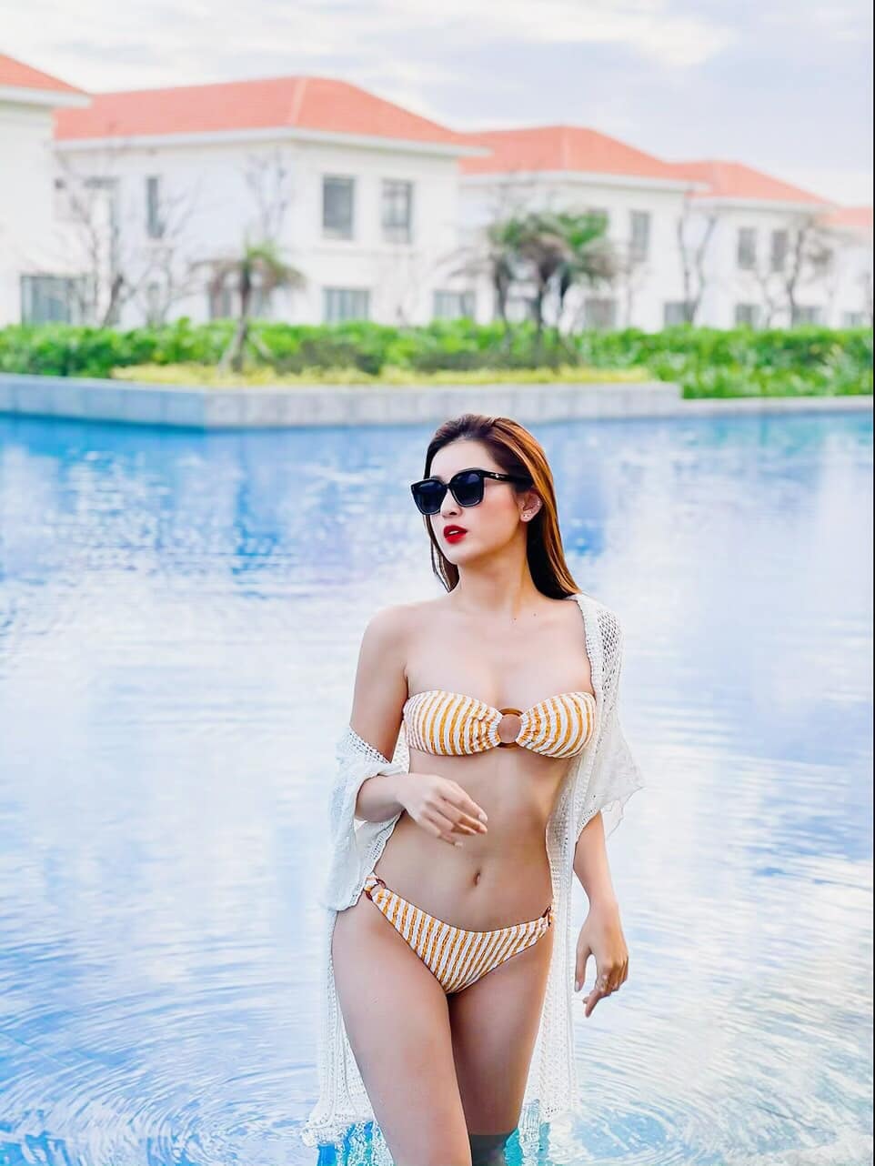 Nhan sắc của Á hậu Huyền My ở tuổi 30 vẫn nhận được nhiều lời khen ngợi từ truyền thông và công chúng.