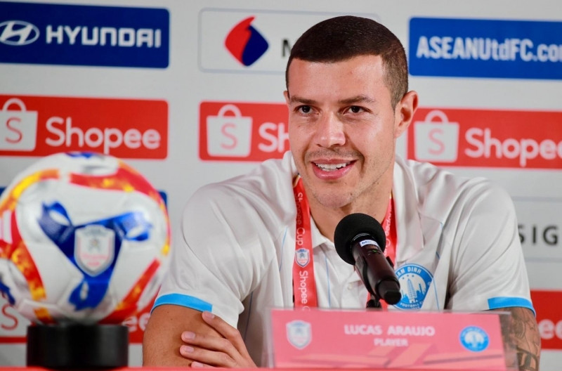 Trung vệ Lucas Alves trong màu áo CLB Nam Định