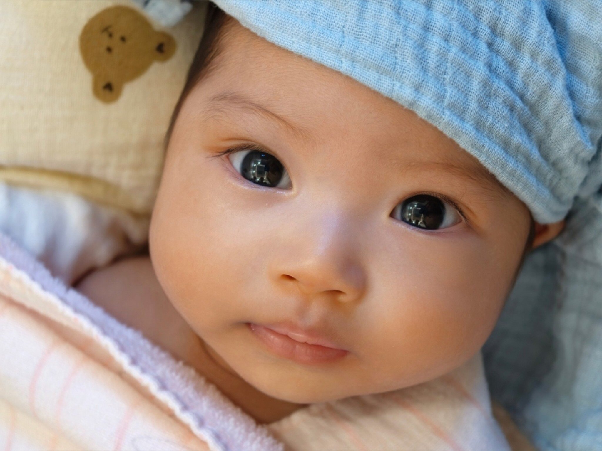 Con gái nàng hậu sở hữu đôi mắt to tròn, long lanh như búp bê.