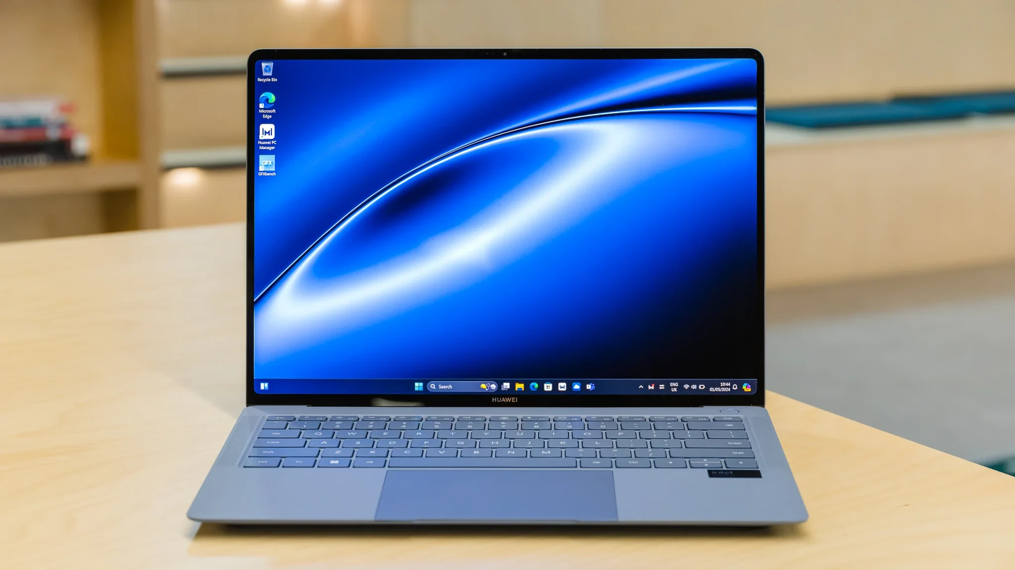Màn hình OLED của MateBook X Pro hiển thị màu sắc sống động và chi tiết.