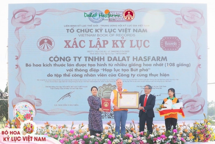 Vietkings trao xác nhận Kỷ lục Việt Nam cho Dalat Hasfarm