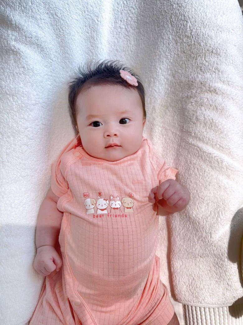 Linh Rin và con gái Caroline.