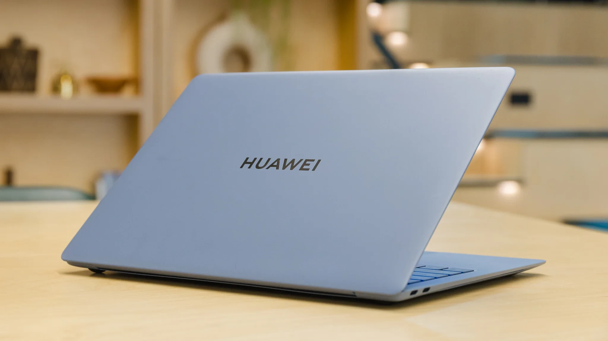 Thiết kế tối giản và cao cấp của Huawei MateBook X Pro 2024 với lớp vỏ màu xanh xám mờ.