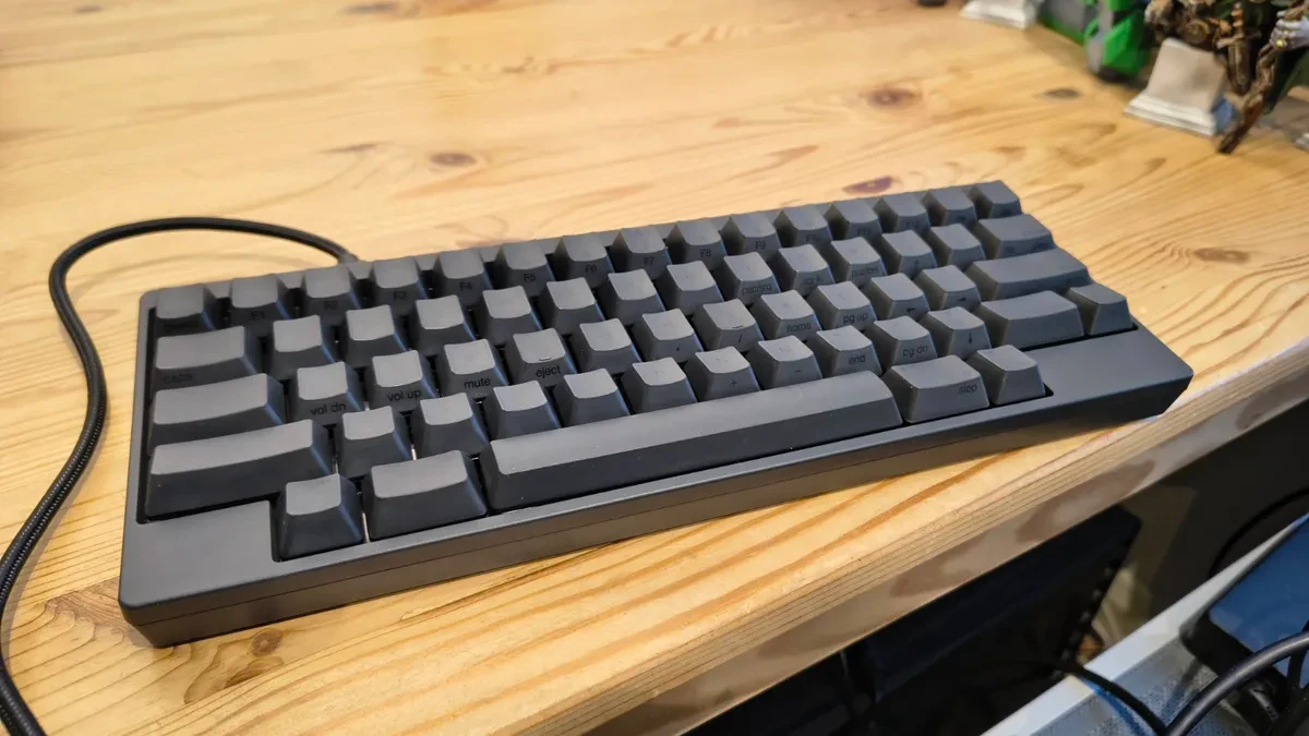 Bàn phím HHKB Professional Classic Type-S với tông màu than chì và thiết kế 60 phím nhỏ gọn
