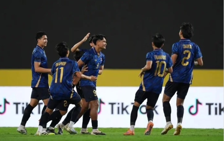 Fan Thái Lan không hài lòng với màn trình diễn của đội nhà trước Malaysia.