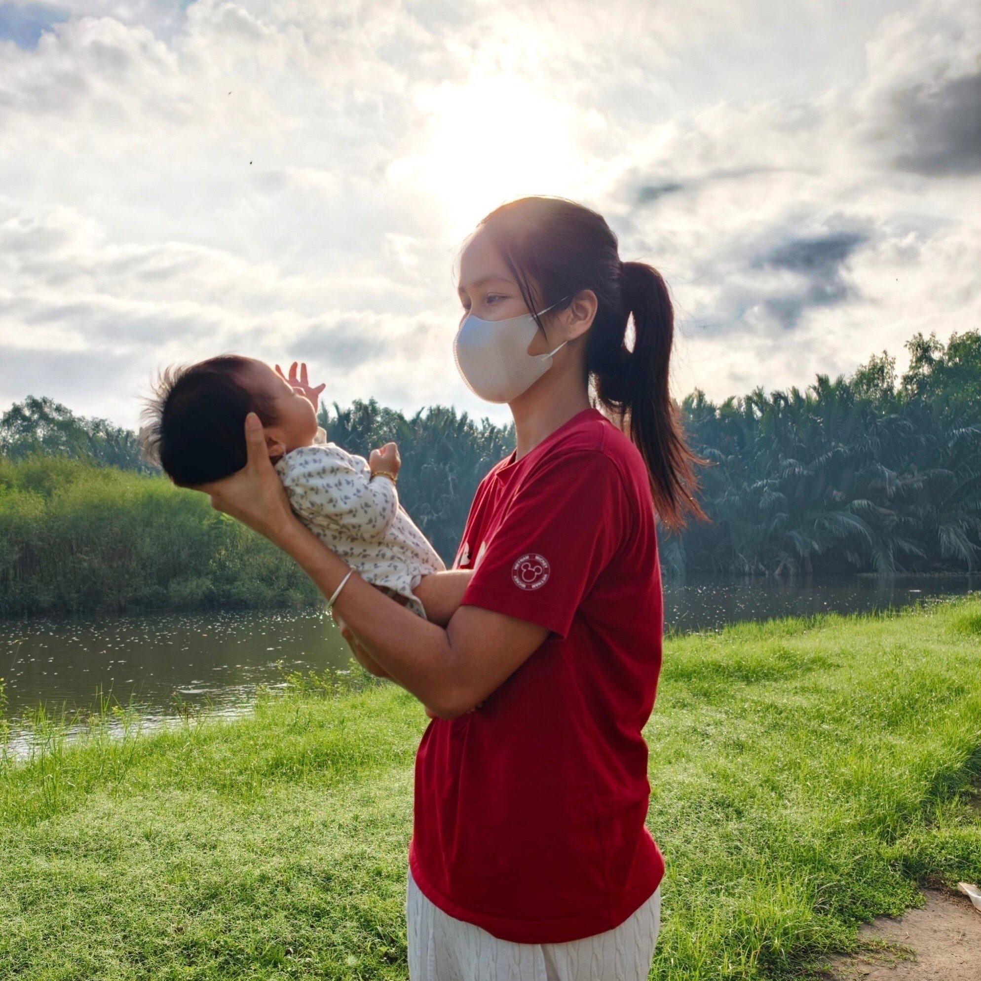 H’Hen Niê cho ái nữ đi phơi nắng khi về quê ngoại.