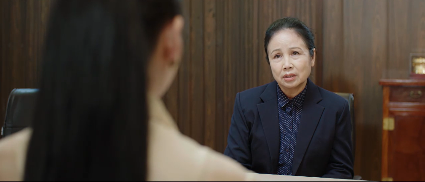 Bà Phước đại diện cư dân đến gặp Trinh để khiếu nại.