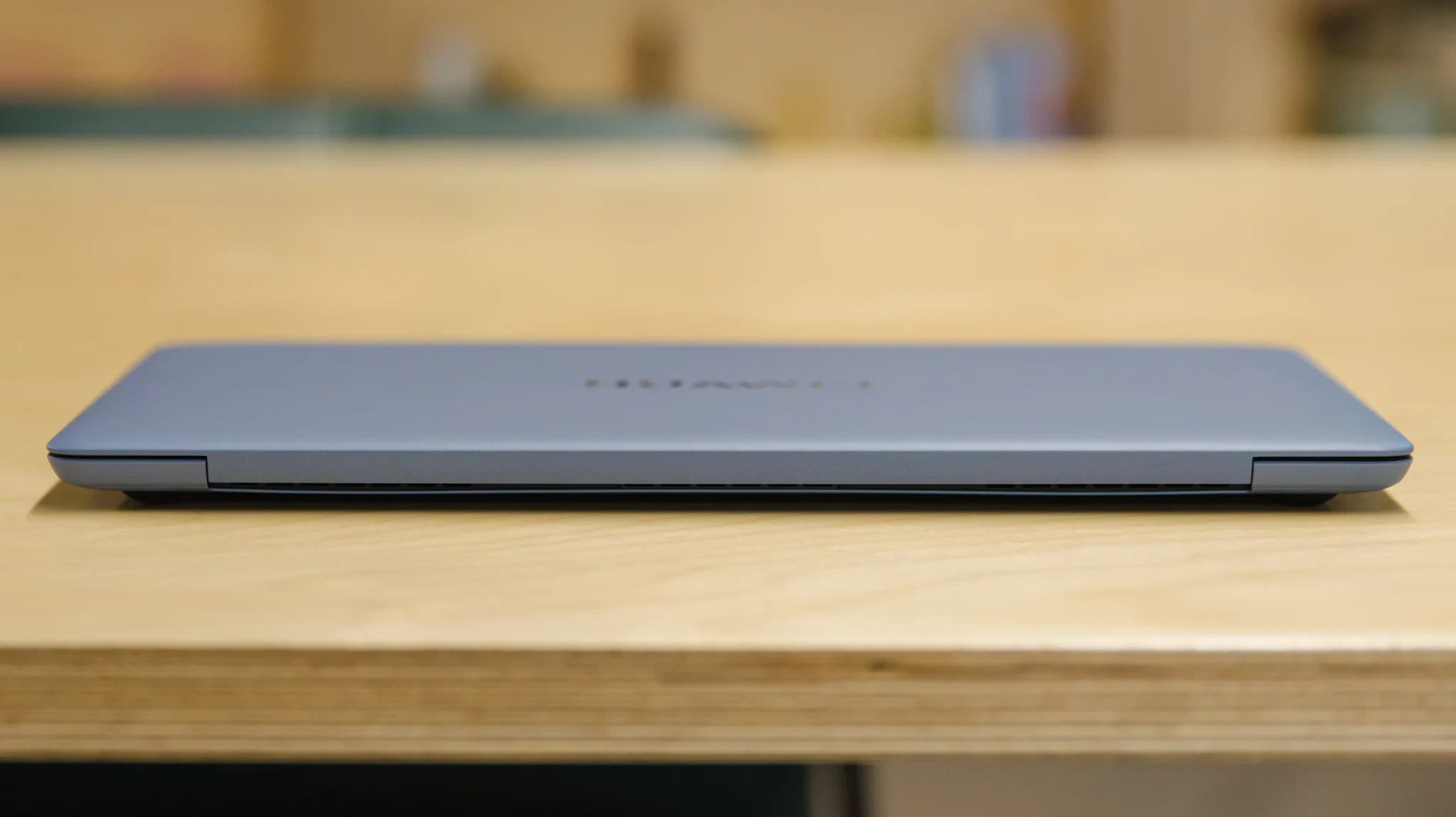 Bàn di chuột haptic rộng rãi và bàn phím của MateBook X Pro.