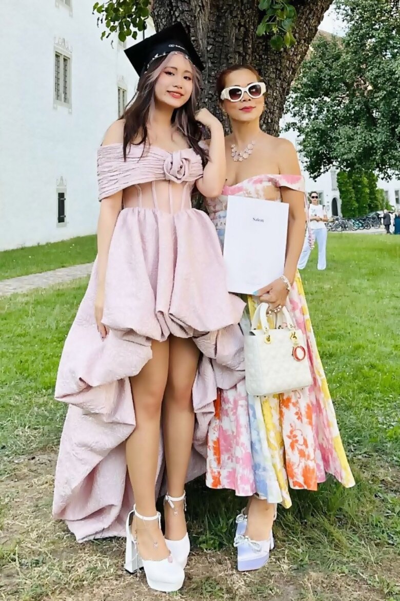 Janet hiện đang du học tại Đức.