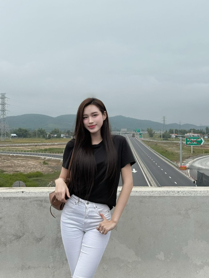 Đỗ Thị Hà ăn vận giản dị, thể hiện sự tinh tế sau khi lấy chồng.