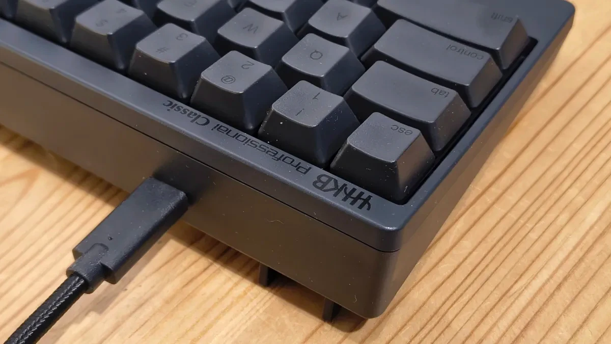 Thiết kế mặt bên của bàn phím HHKB cho thấy cấu trúc bậc thang công thái học