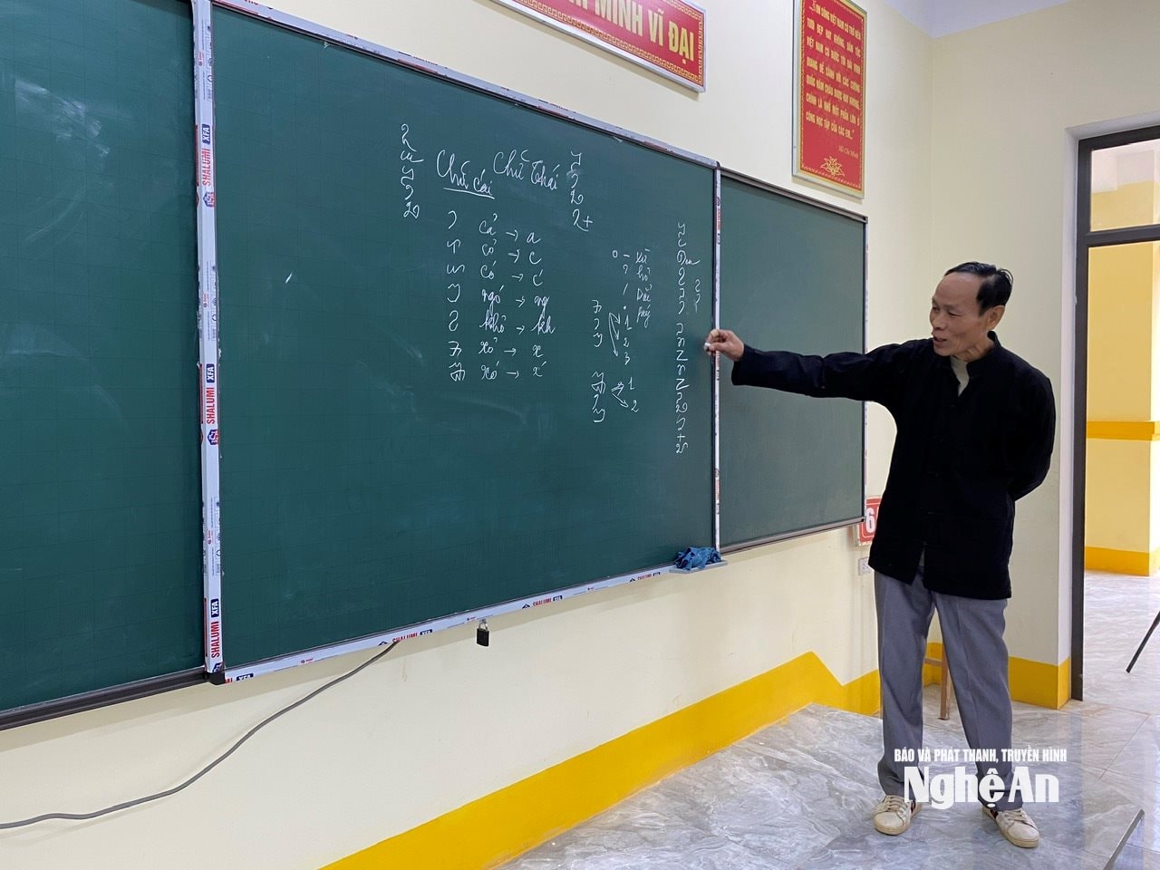 Ảnh 1. Nghệ nhân Vi Ngọc Chân trong một buổi lên lớp dạy các em học sinh.