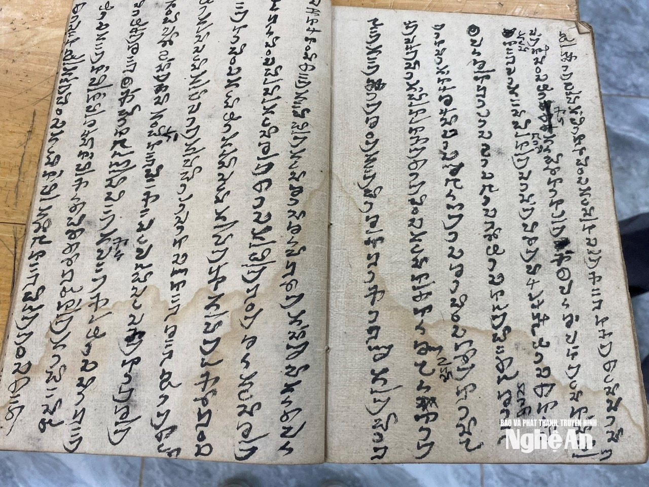 Ảnh 2. Tài liệu chữ Thái cổ được nghệ nhân Vi Ngọc Chân gìn giữ qua năm tháng.