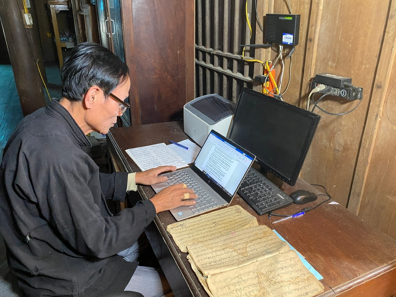 Ảnh 3. Nghệ nhân Vi Ngọc Chân đang soạn giáo án dạy chữ Thái.