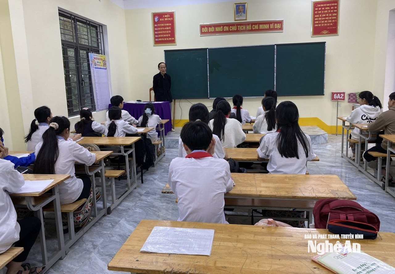 Ảnh 4. Lớp học chữ Thái do nghệ nhân Vi Ngọc Chân trực tiếp giảng dạy.